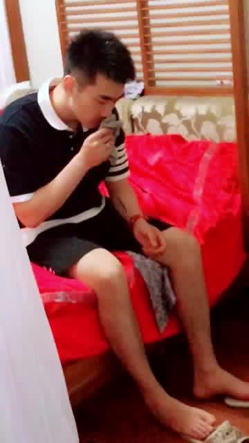 关于袜子搞笑的视频,笑出腹肌！袜子搞笑视频大盘点